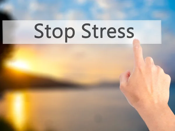 Stop Stress - Mão pressionando um botão no fundo borrado conce — Fotografia de Stock