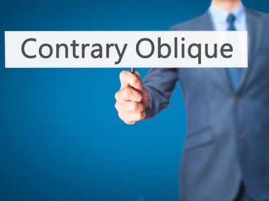 Tam tersine - eğik - işadamı el işareti tutarak