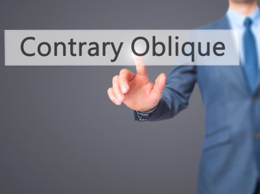 Aksine - eğik - işadamı el basarak butonuna dokunmatik s