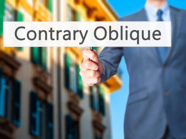 Tam tersine - eğik - işadamı el işareti tutarak