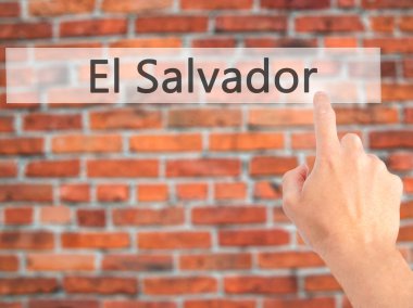 El Salvador - arka plan bulanık conce üzerinde bir düğmeye basarak el