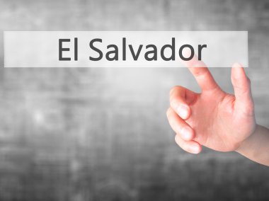 El Salvador - arka plan bulanık conce üzerinde bir düğmeye basarak el