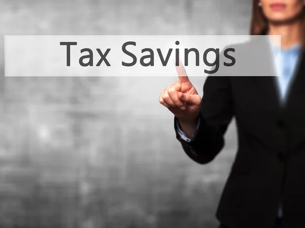 Ahorro de impuestos - Empresario botón de la mano en la pantalla táctil — Foto de Stock