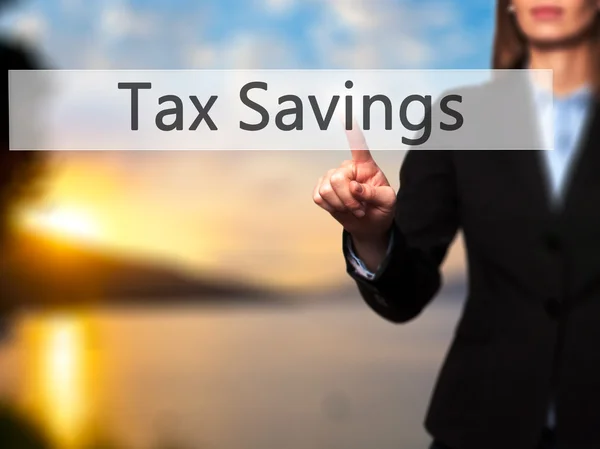 Податкові заощадження - натискання кнопки руки бізнес-леді на сенсорному екрані — стокове фото