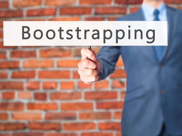Bootstrapping - Empresário mão segurando sinal — Fotografia de Stock