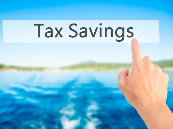 Steuerersparnis - Hand auf Knopfdruck auf verschwommenem Hintergrund — Stockfoto