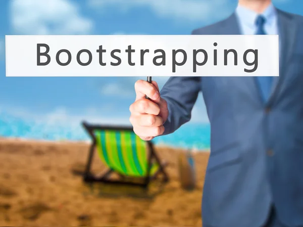 Bootstrapping - Empresário mão segurando sinal — Fotografia de Stock