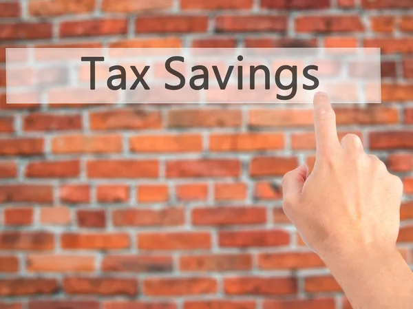 Steuerersparnis - Hand auf Knopfdruck auf verschwommenem Hintergrund — Stockfoto