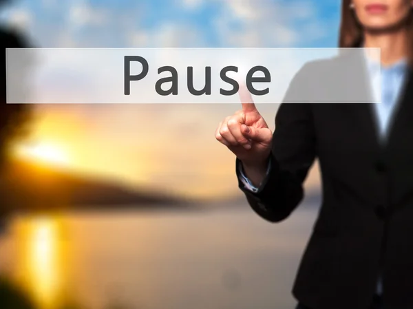 Pausa - Empresaria pulsando el botón de mano en la pantalla táctil inter —  Fotos de Stock
