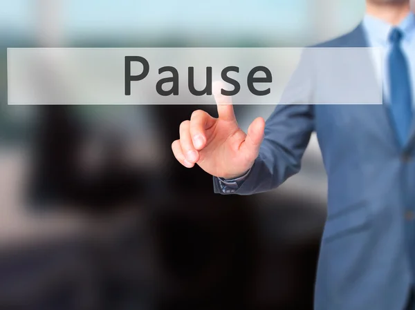 Pausa - Empresario pulsador de mano en la pantalla táctil interfa — Foto de Stock