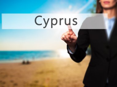 Kıbrıs - Dokunmatik ekran inte'de iş kadını el tuşuna basarak