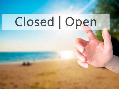 Açık kapalı - arka plan bulanık conce üzerinde bir düğmeye basarak el