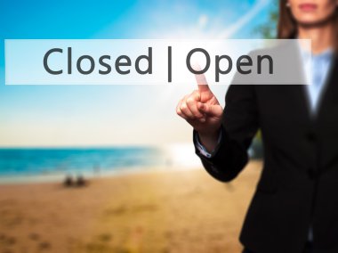 Açık kapalı - dokunmatik ekran butonuna işkadını el basarak