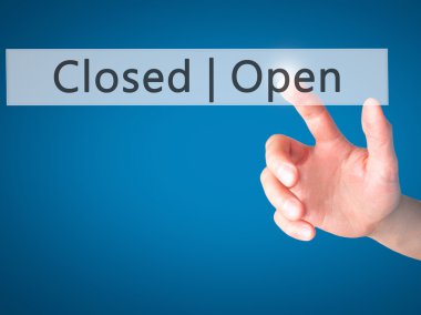 Açık kapalı - arka plan bulanık conce üzerinde bir düğmeye basarak el