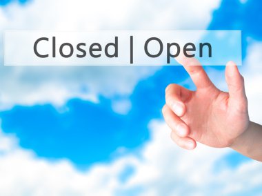 Açık kapalı - arka plan bulanık conce üzerinde bir düğmeye basarak el