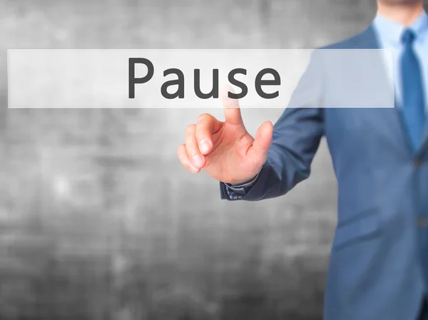 Pausa - Empresario pulsador de mano en la pantalla táctil interfa — Foto de Stock