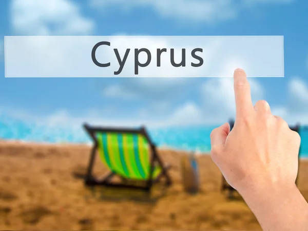 Cipro - Mano premendo un pulsante sul concetto di sfondo sfocato su — Foto Stock