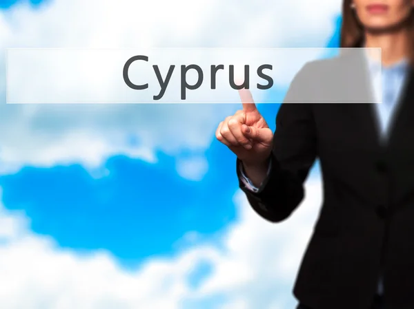 Cyprus-zakenvrouw handdruk knop op aanraakscherm inte — Stockfoto