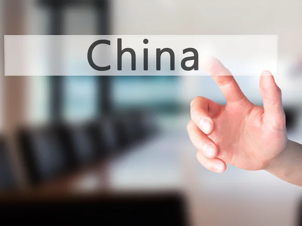 Kina - Hand trycka på en knapp på suddig bakgrund koncept — Stockfoto