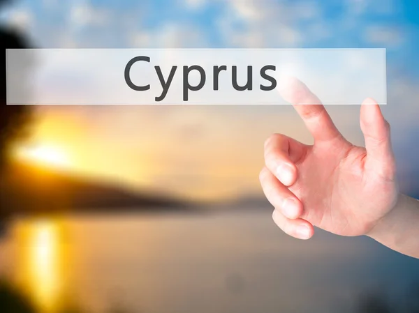 Chipre - Mão pressionando um botão no conceito de fundo borrado em — Fotografia de Stock