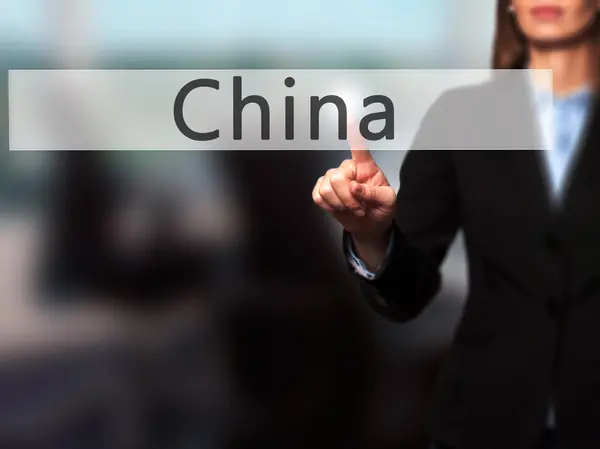 Čína - podnikatelka ruky stisknutí tlačítka na dotykové obrazovce mimo — Stock fotografie