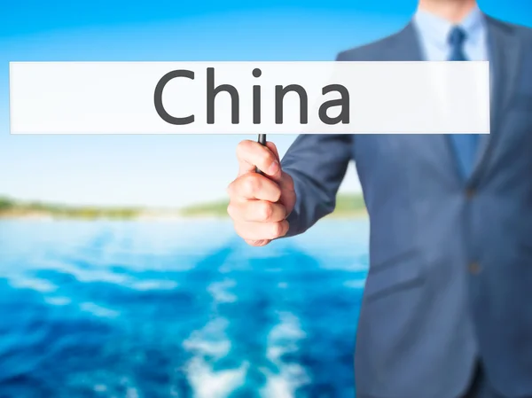 China - Geschäftsmann hält Schild in der Hand — Stockfoto