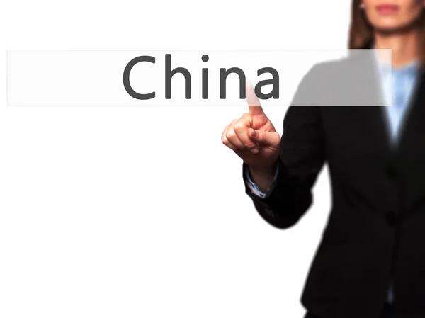 China - Empresaria pulsar el botón de mano en la pantalla táctil inter —  Fotos de Stock