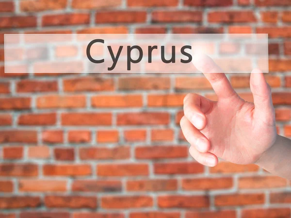 Kıbrıs - arka plan bulanık kavramı üzerinde bir düğmeye basarak el — Stok fotoğraf