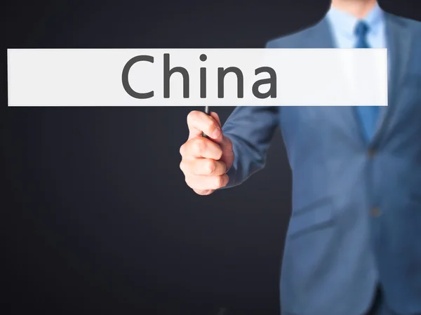 China - Geschäftsmann hält Schild in der Hand — Stockfoto