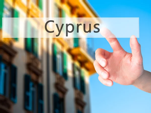 Кіпр - рука, натиснувши кнопку на концепції розмитість фону — стокове фото