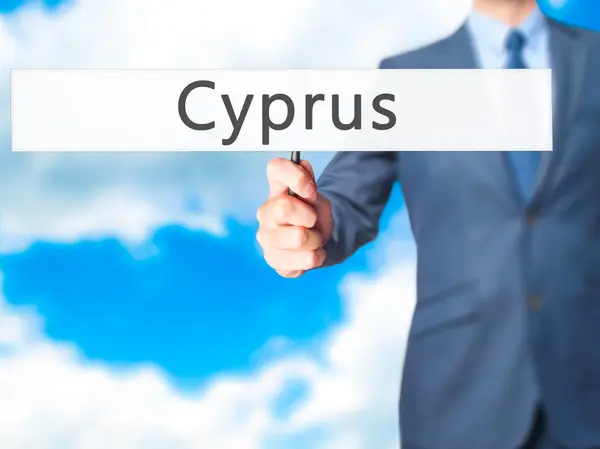Chipre - Empresário mão segurando sinal — Fotografia de Stock