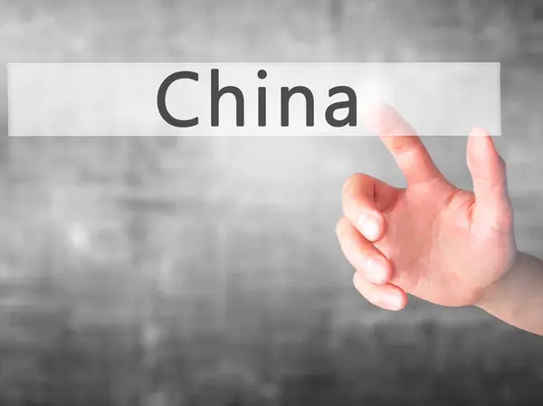 Kina - Hand trycka på en knapp på suddig bakgrund koncept — Stockfoto