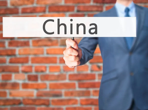 China - Geschäftsmann hält Schild in der Hand — Stockfoto