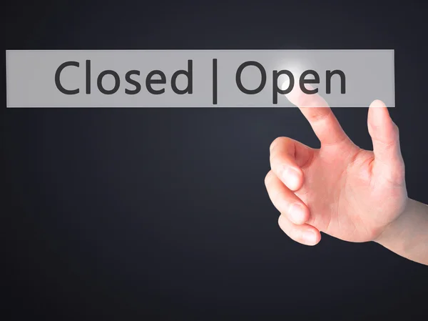 Open Closed - Hand pressing a button on blurred background conce — Stock Photo, Image