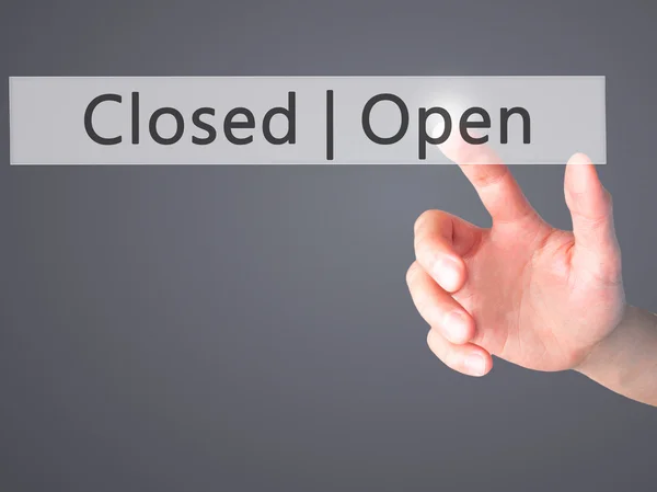 Open Closed - Hand pressing a button on blurred background conce — Stock Photo, Image