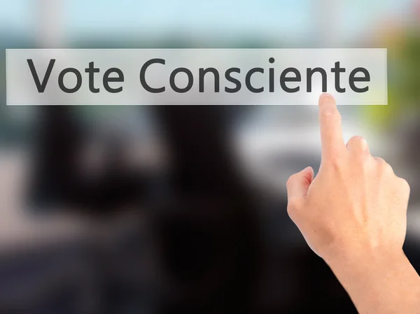 Vote Consciente - нажатие кнопки на размытом фоне c — стоковое фото