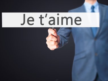 İş yaratma - dokunmatik ekran butonuna işadamı el basarak