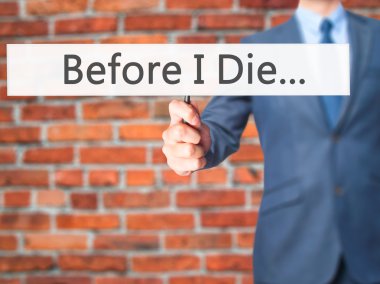 İş yaratma - dokunmatik ekran butonuna işadamı el basarak