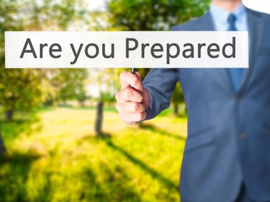 İş yaratma - dokunmatik ekran butonuna işadamı el basarak