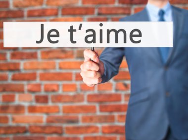 İş yaratma - dokunmatik ekran butonuna işadamı el basarak