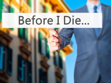 İş yaratma - dokunmatik ekran butonuna işadamı el basarak