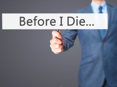 İş yaratma - dokunmatik ekran butonuna işadamı el basarak