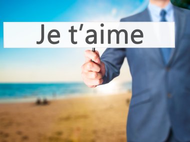 İş yaratma - dokunmatik ekran butonuna işadamı el basarak