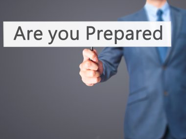 İş yaratma - dokunmatik ekran butonuna işadamı el basarak