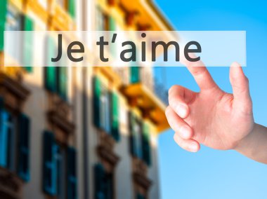 İş yaratma - dokunmatik ekran butonuna işadamı el basarak