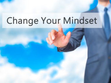 İş yaratma - dokunmatik ekran butonuna işadamı el basarak