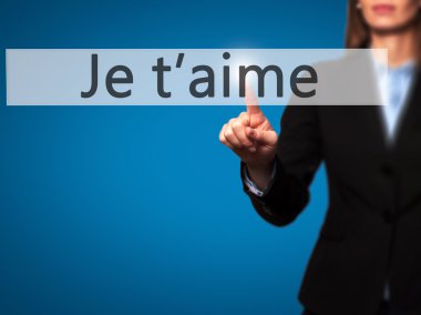 İş yaratma - dokunmatik ekran butonuna işadamı el basarak