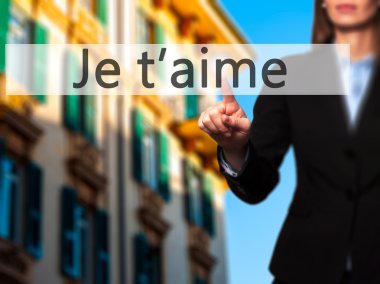 İş yaratma - dokunmatik ekran butonuna işadamı el basarak