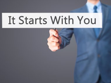 İş yaratma - dokunmatik ekran butonuna işadamı el basarak 