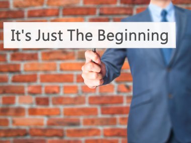 İş yaratma - dokunmatik ekran butonuna işadamı el basarak 